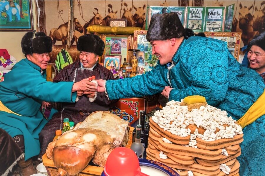 Mongolian Pipe Smoking and Snuffbox Culture