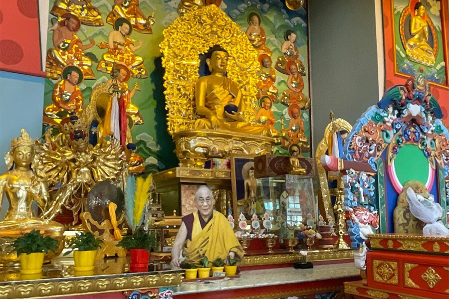 statue of Migjid Janraisig - mongolia 8-day trips